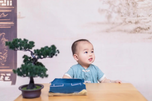 武安怀孕肚子中间凹两边凸